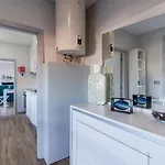 Downtown 1br W/ Balcony By Lovelystay * Oporto