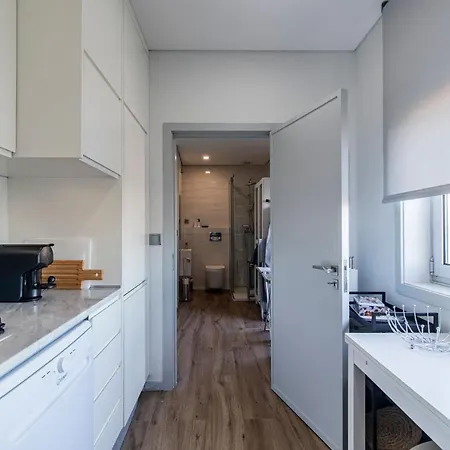 Downtown 1br W/ Balcony By Lovelystay * Porto