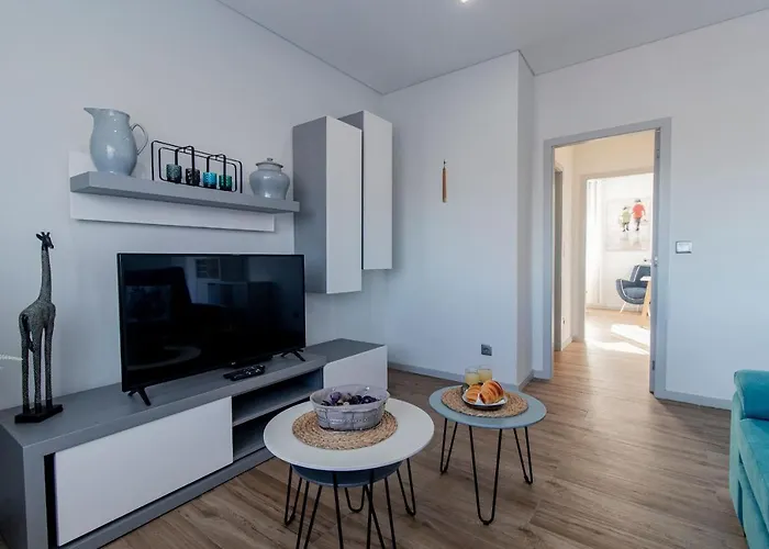 아파트 Downtown 1br W/ Balcony By Lovelystay 포르투