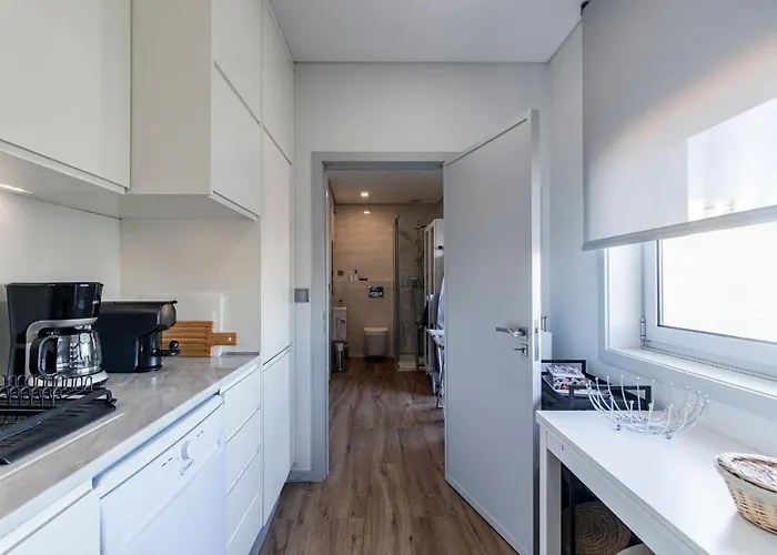 Downtown 1br W/ Balcony By Lovelystay * Porto